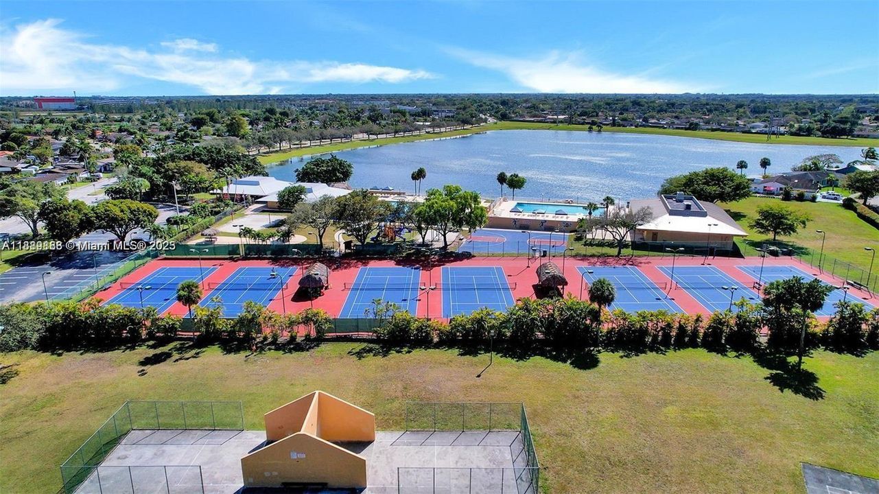 Под контрактом: $795,000 (3 спален, 2 ванн, 0 Квадратных фут)