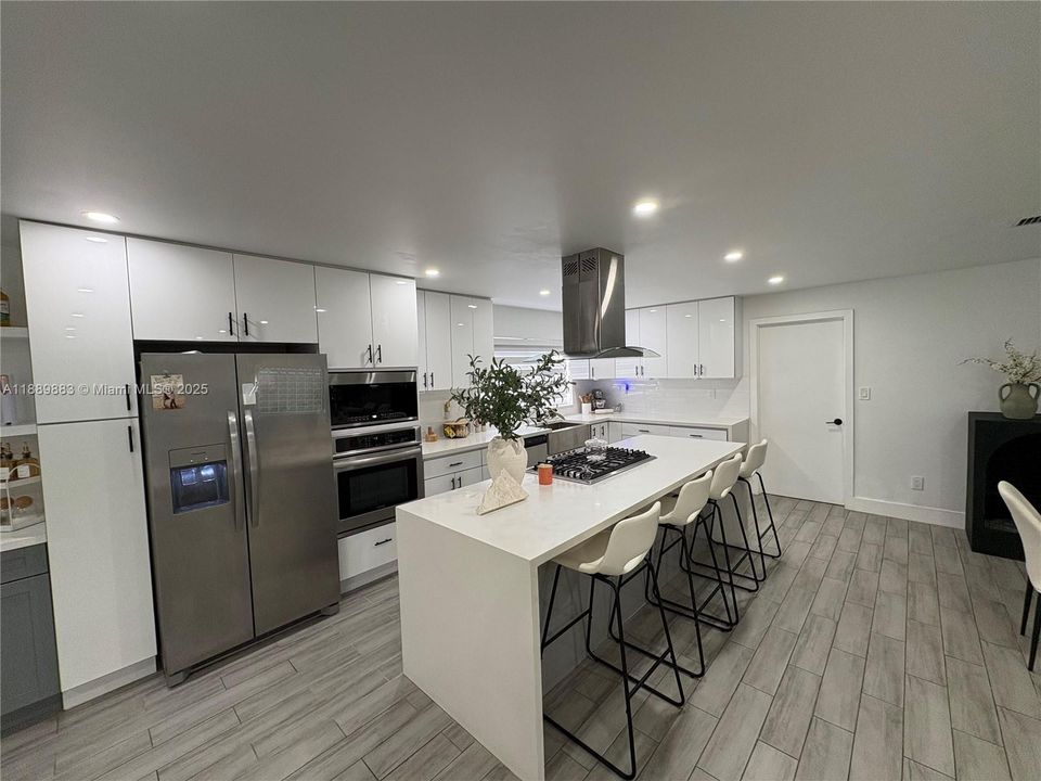 Под контрактом: $795,000 (3 спален, 2 ванн, 0 Квадратных фут)