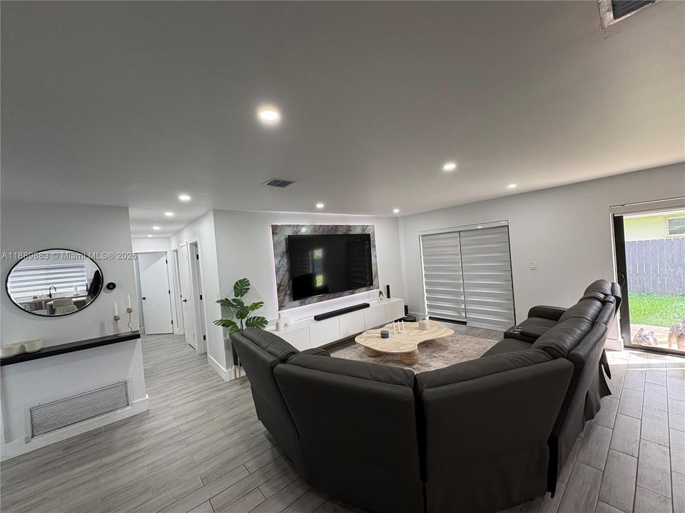 Под контрактом: $795,000 (3 спален, 2 ванн, 0 Квадратных фут)