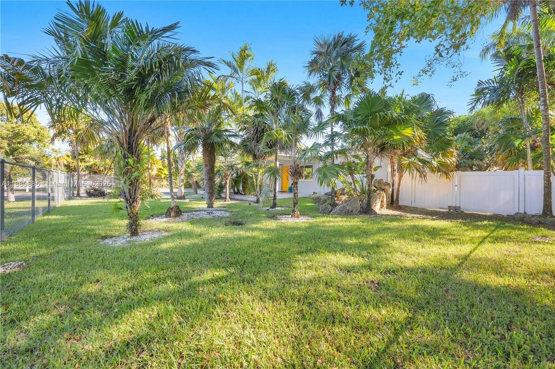 Active With Contract: $649,900 (3 beds, 3 baths, 1797 Square Feet)