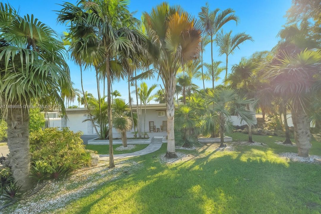 Active With Contract: $649,900 (3 beds, 3 baths, 1797 Square Feet)