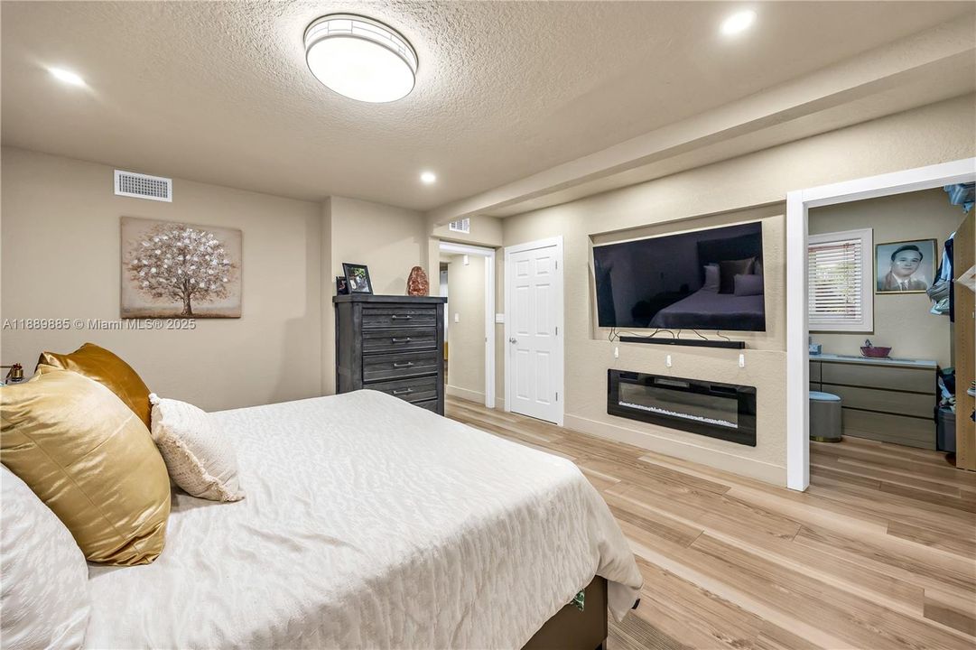 Active With Contract: $649,900 (3 beds, 3 baths, 1797 Square Feet)