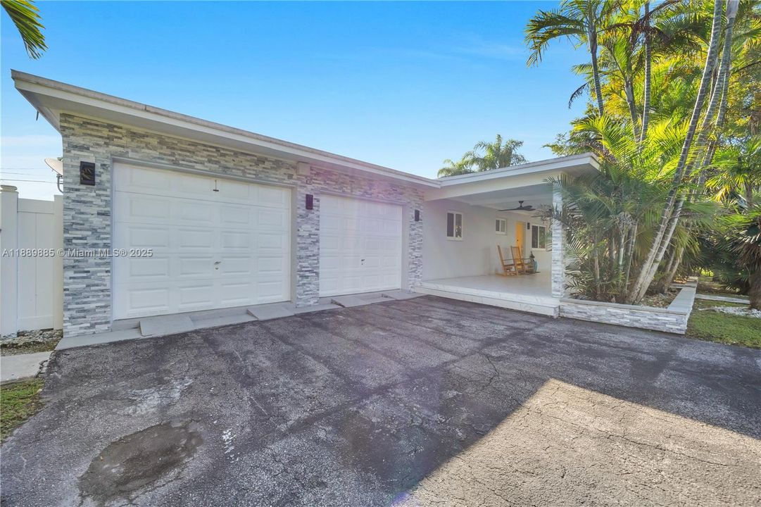 Active With Contract: $649,900 (3 beds, 3 baths, 1797 Square Feet)