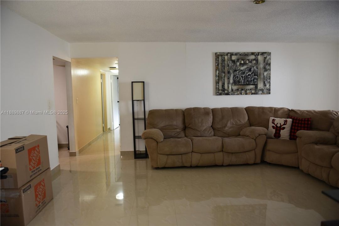 For Rent: $2,100 (2 beds, 2 baths, 1019 Square Feet)
