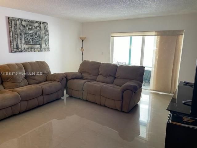 For Rent: $2,100 (2 beds, 2 baths, 1019 Square Feet)