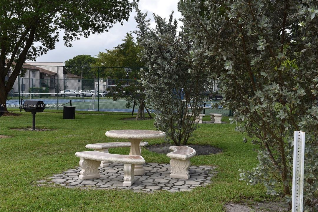 For Rent: $2,100 (2 beds, 2 baths, 1019 Square Feet)