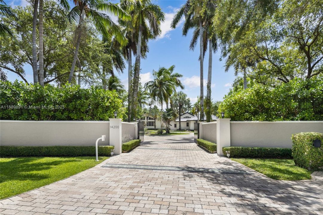 For Sale: $7,190,000 (7 beds, 8 baths, 9481 Square Feet)