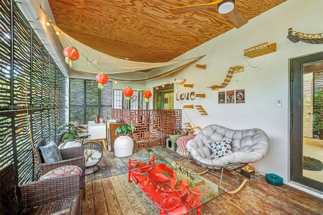 合同活跃: $885,000 (4 贝兹, 3 浴室, 2261 平方英尺)