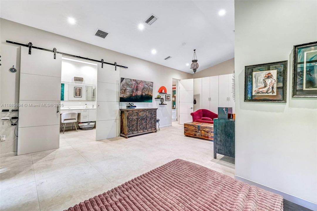 合同活跃: $885,000 (4 贝兹, 3 浴室, 2261 平方英尺)