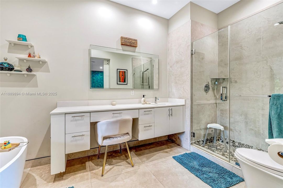 合同活跃: $885,000 (4 贝兹, 3 浴室, 2261 平方英尺)