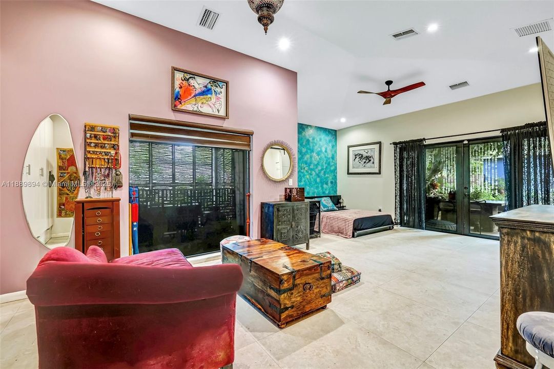 合同活跃: $885,000 (4 贝兹, 3 浴室, 2261 平方英尺)