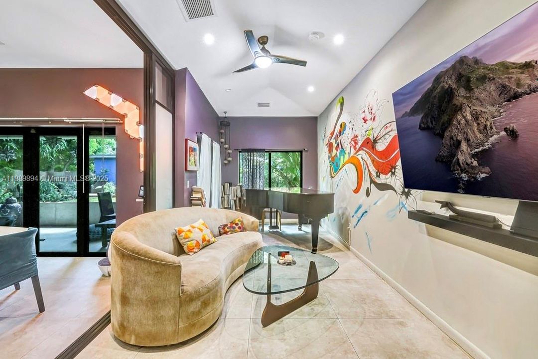 合同活跃: $885,000 (4 贝兹, 3 浴室, 2261 平方英尺)