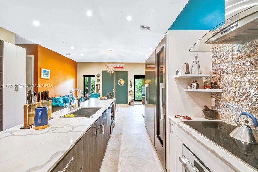 合同活跃: $885,000 (4 贝兹, 3 浴室, 2261 平方英尺)