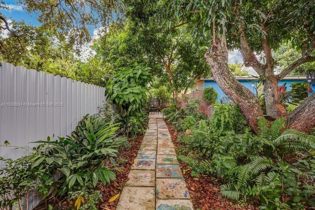 合同活跃: $885,000 (4 贝兹, 3 浴室, 2261 平方英尺)