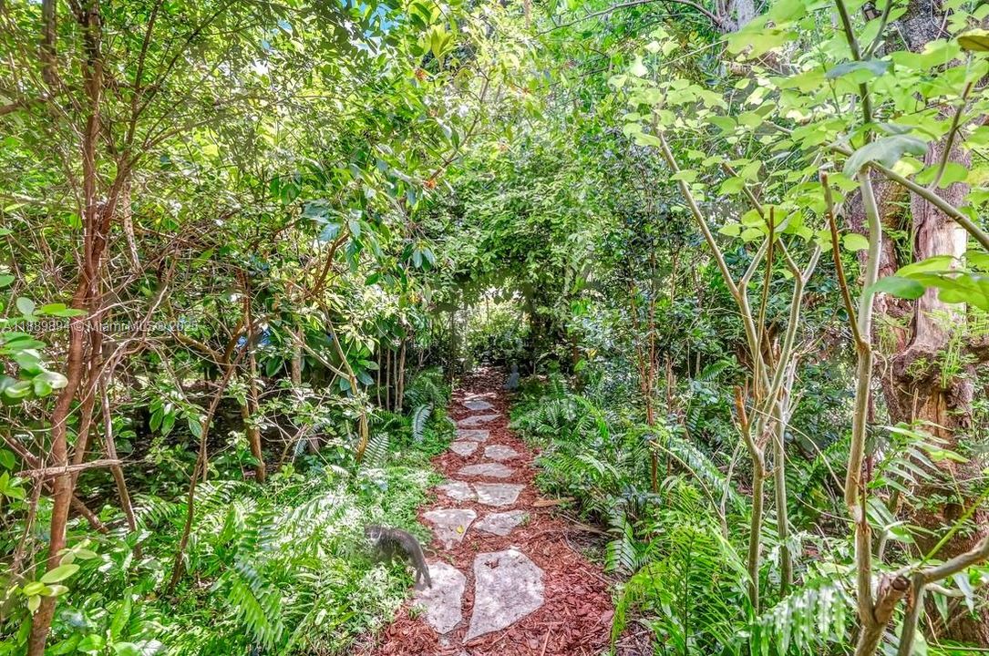 合同活跃: $885,000 (4 贝兹, 3 浴室, 2261 平方英尺)