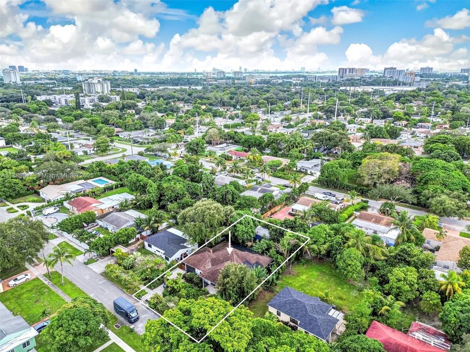 合同活跃: $885,000 (4 贝兹, 3 浴室, 2261 平方英尺)