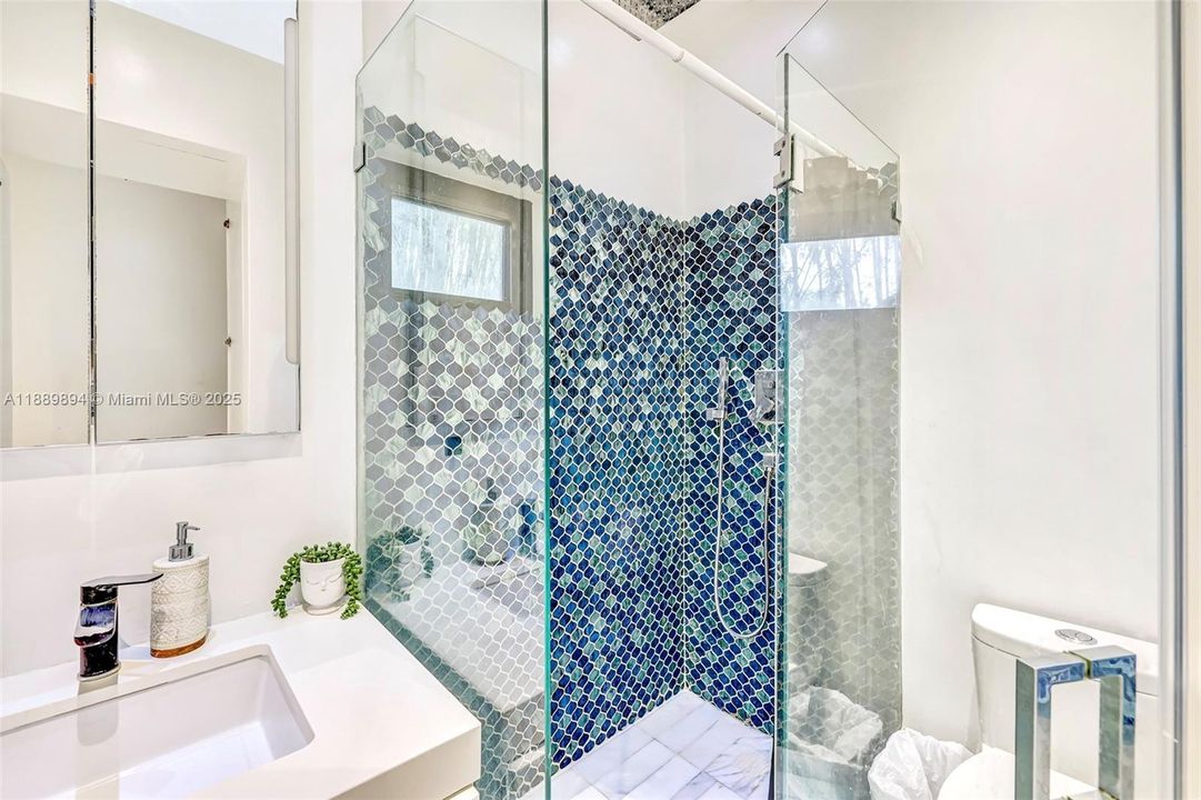 合同活跃: $885,000 (4 贝兹, 3 浴室, 2261 平方英尺)