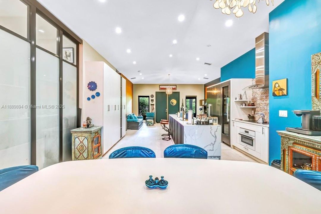 合同活跃: $885,000 (4 贝兹, 3 浴室, 2261 平方英尺)