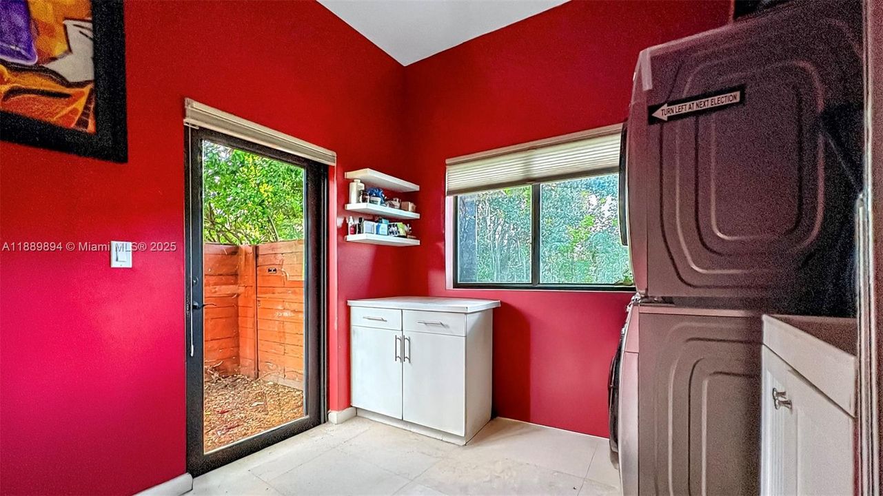 合同活跃: $885,000 (4 贝兹, 3 浴室, 2261 平方英尺)