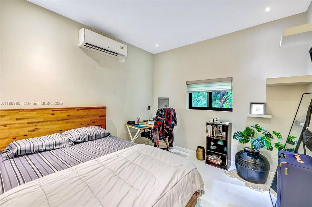 合同活跃: $885,000 (4 贝兹, 3 浴室, 2261 平方英尺)