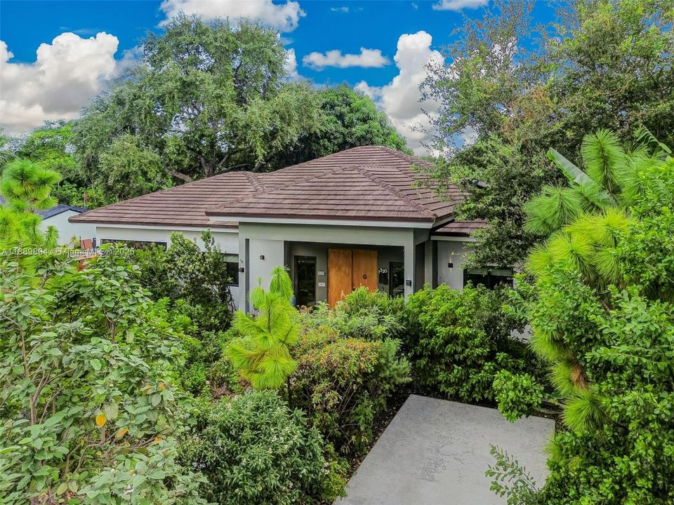 合同活跃: $885,000 (4 贝兹, 3 浴室, 2261 平方英尺)