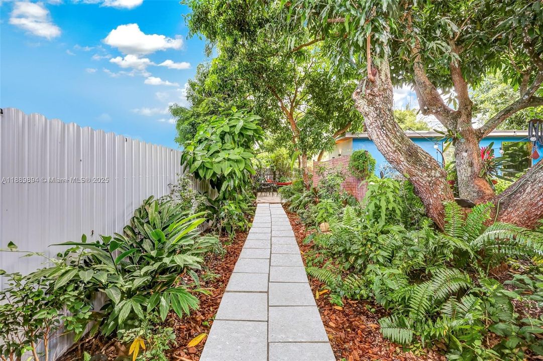 合同活跃: $885,000 (4 贝兹, 3 浴室, 2261 平方英尺)