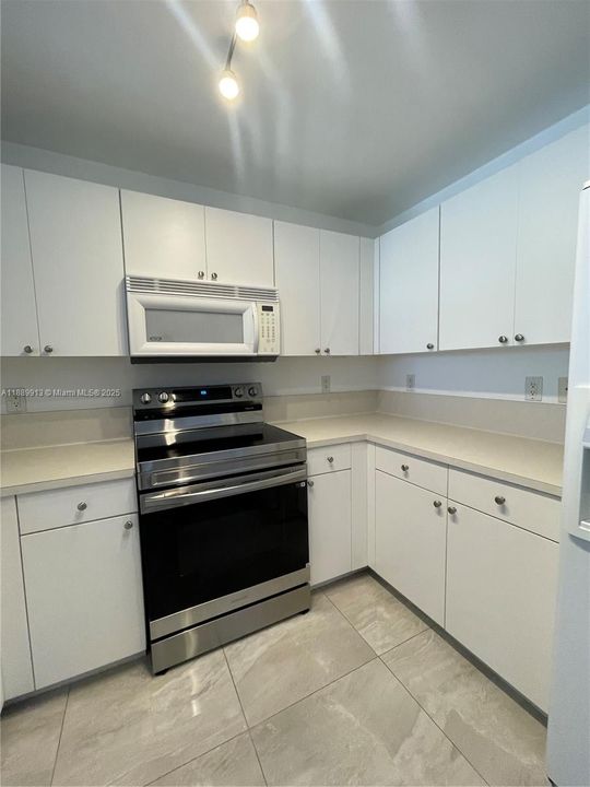 For Sale: $500,000 (1 beds, 1 baths, 753 Square Feet)