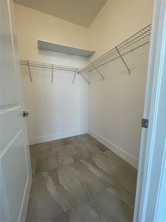 For Sale: $500,000 (1 beds, 1 baths, 753 Square Feet)