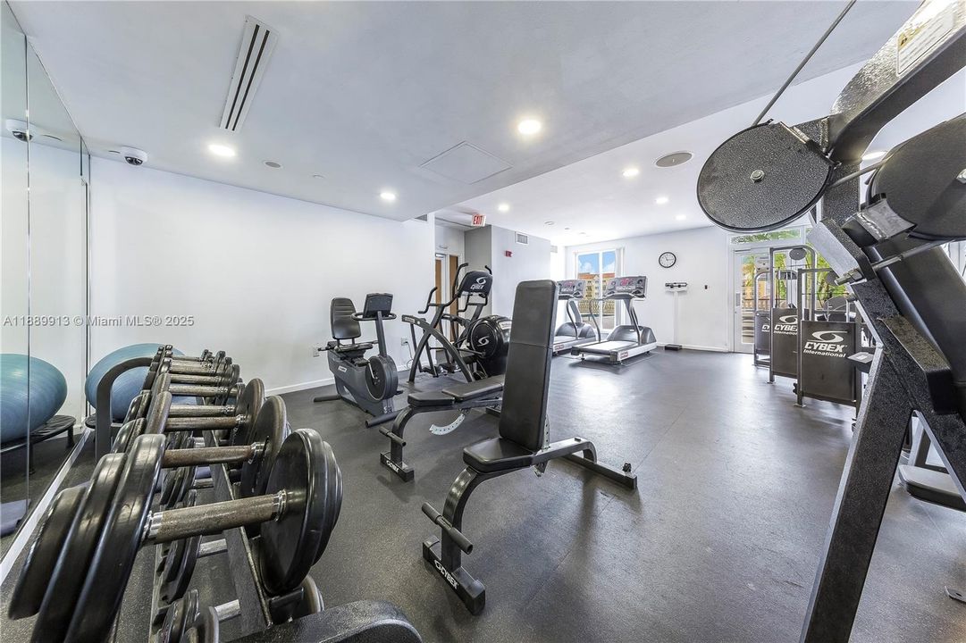 For Sale: $500,000 (1 beds, 1 baths, 753 Square Feet)