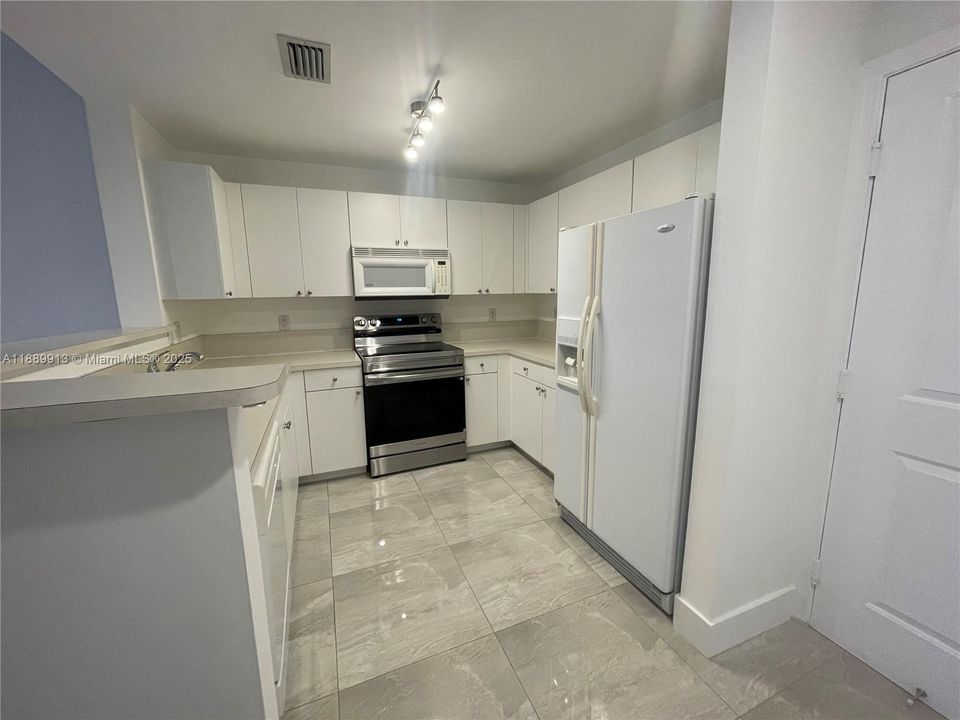 For Sale: $500,000 (1 beds, 1 baths, 753 Square Feet)