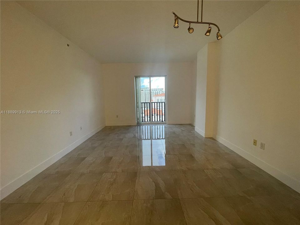 For Sale: $500,000 (1 beds, 1 baths, 753 Square Feet)