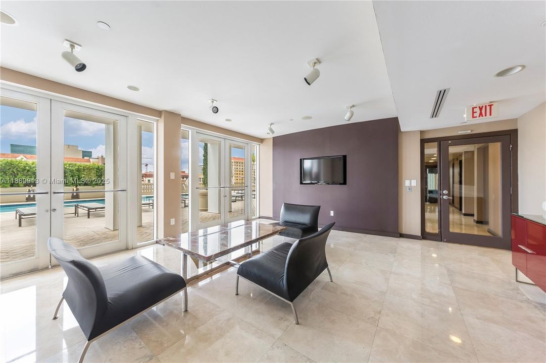 For Sale: $500,000 (1 beds, 1 baths, 753 Square Feet)