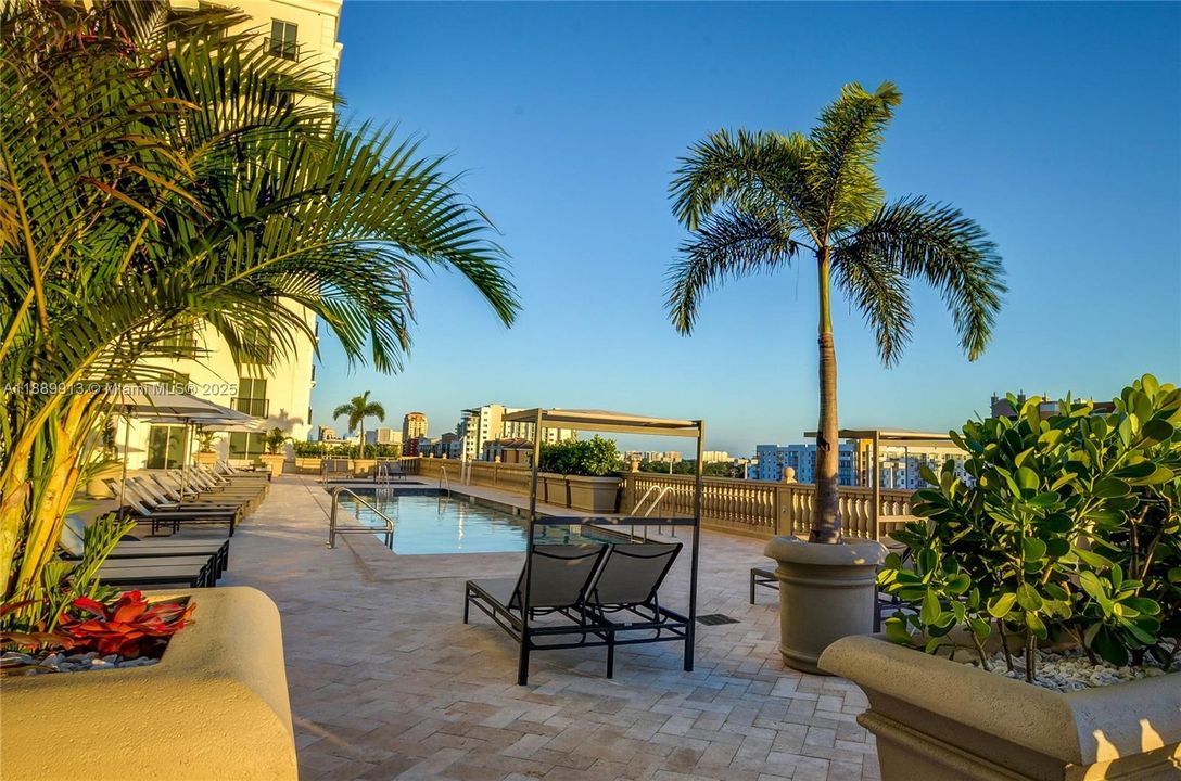 For Sale: $500,000 (1 beds, 1 baths, 753 Square Feet)