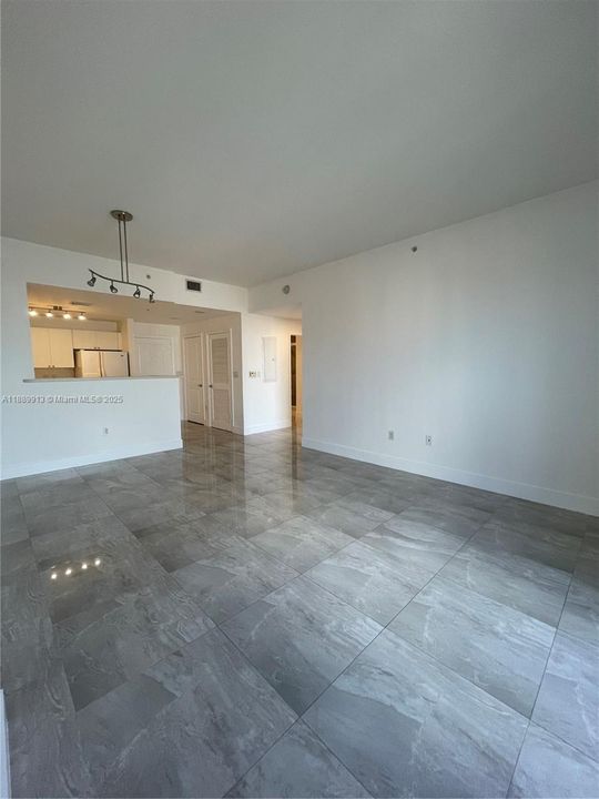 For Sale: $500,000 (1 beds, 1 baths, 753 Square Feet)