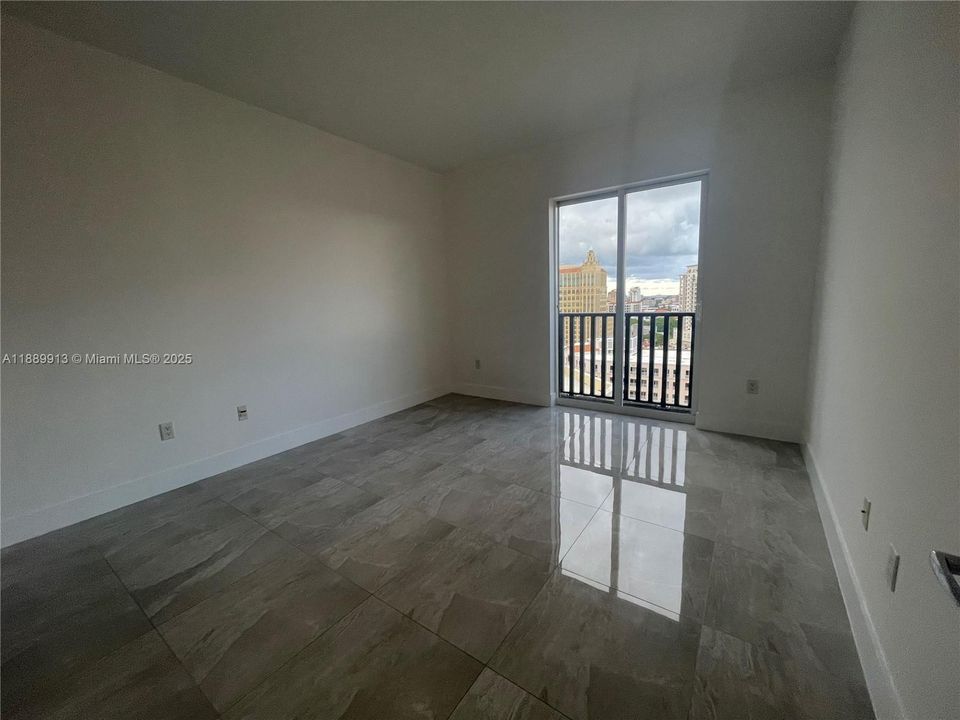 For Sale: $500,000 (1 beds, 1 baths, 753 Square Feet)