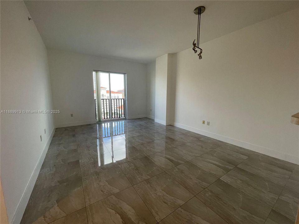 For Sale: $500,000 (1 beds, 1 baths, 753 Square Feet)