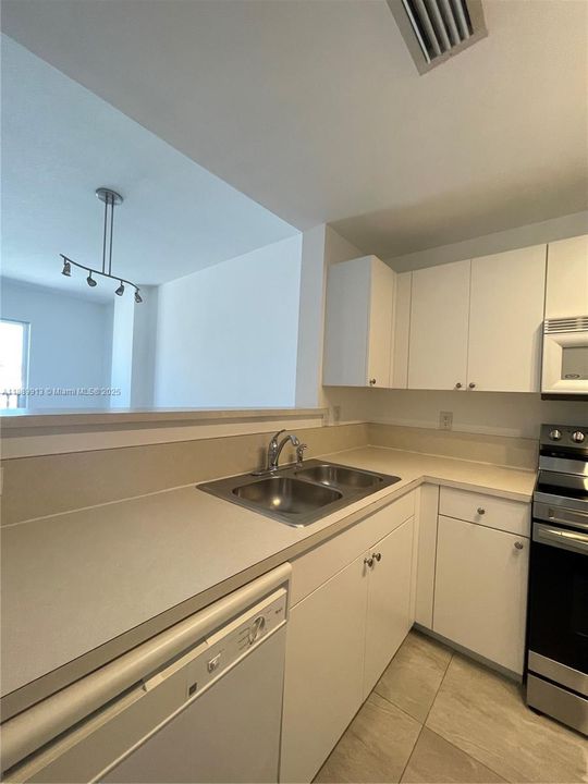 For Sale: $500,000 (1 beds, 1 baths, 753 Square Feet)