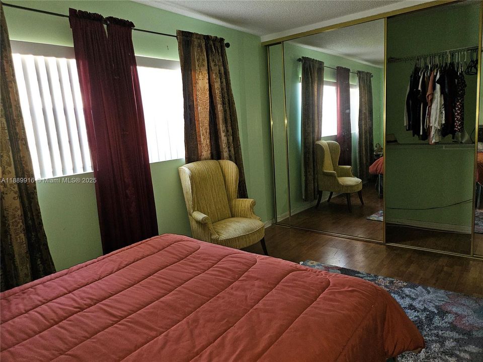 待售: $165,000 (2 贝兹, 2 浴室, 944 平方英尺)