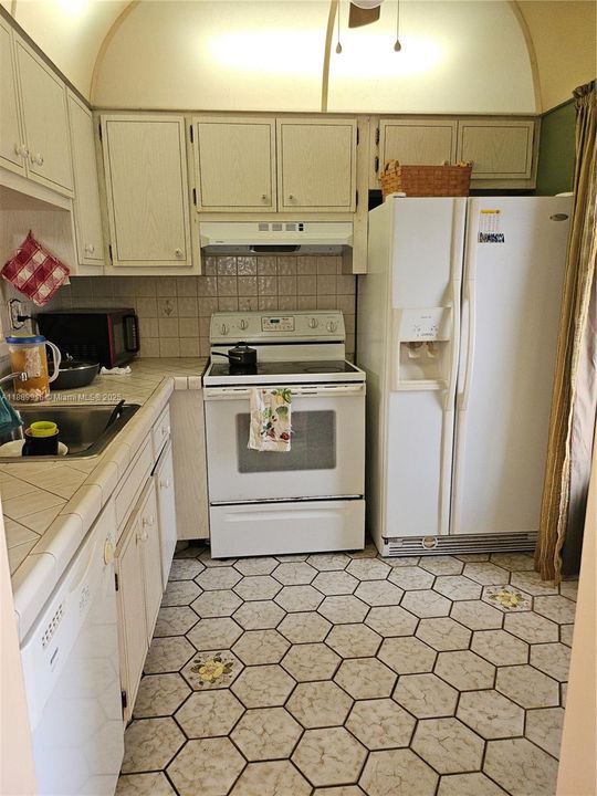 待售: $165,000 (2 贝兹, 2 浴室, 944 平方英尺)