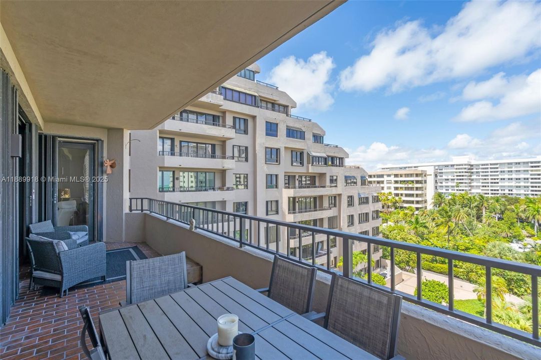 For Sale: $1,450,000 (2 beds, 2 baths, 1532 Square Feet)