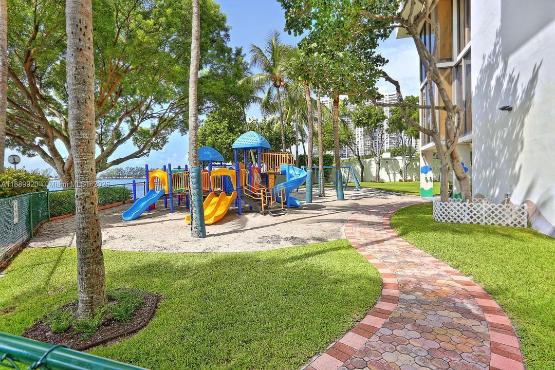 Под контрактом: $4,500 (2 спален, 2 ванн, 1362 Квадратных фут)