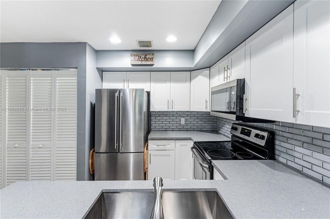 For Sale: $299,900 (2 beds, 2 baths, 1186 Square Feet)