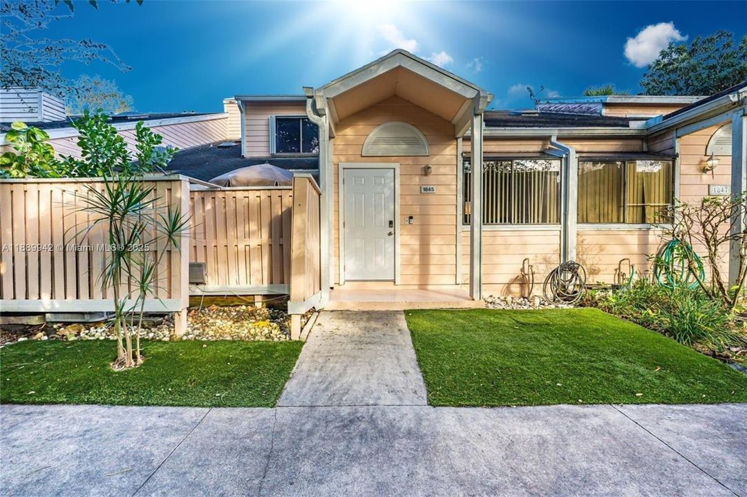 For Sale: $299,900 (2 beds, 2 baths, 1186 Square Feet)