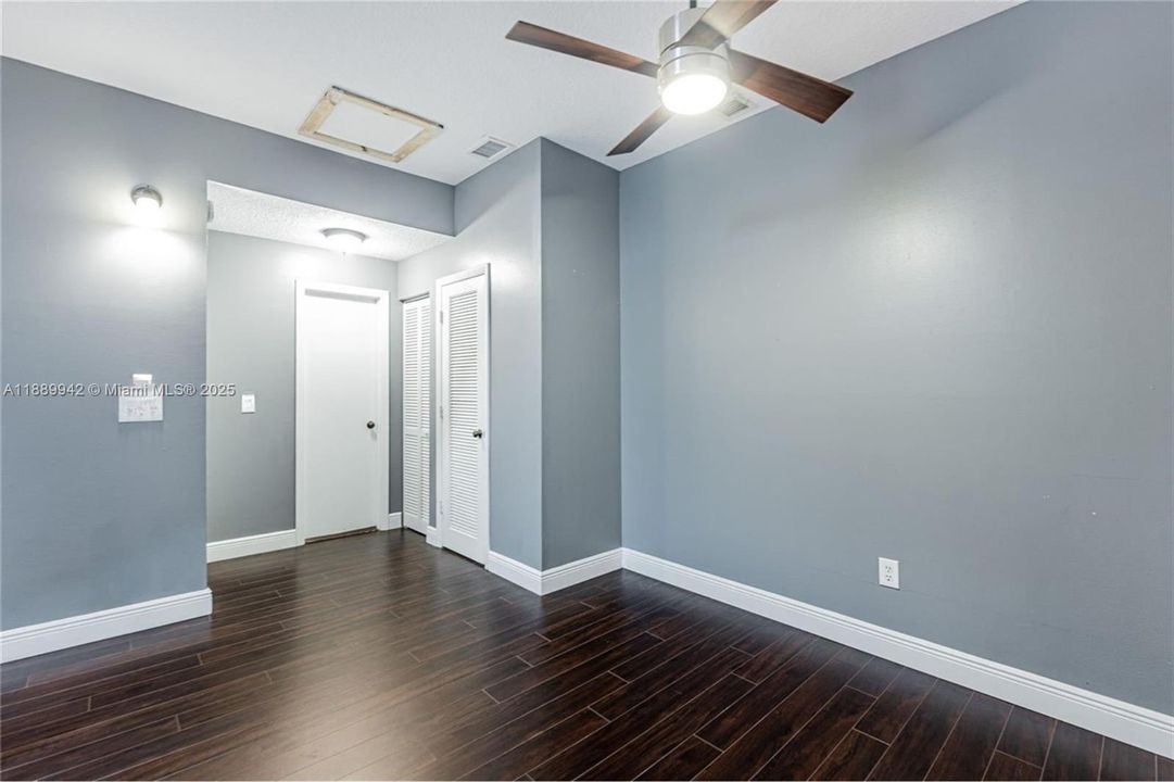 For Sale: $299,900 (2 beds, 2 baths, 1186 Square Feet)