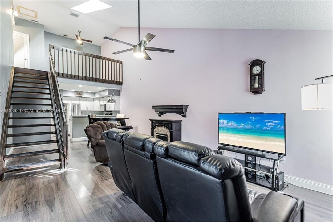 For Sale: $299,900 (2 beds, 2 baths, 1186 Square Feet)