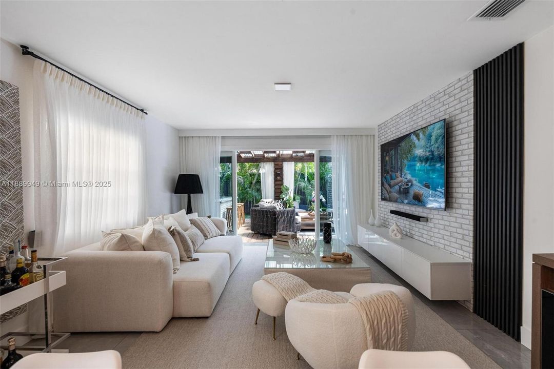 For Sale: $899,000 (3 beds, 2 baths, 1620 Square Feet)