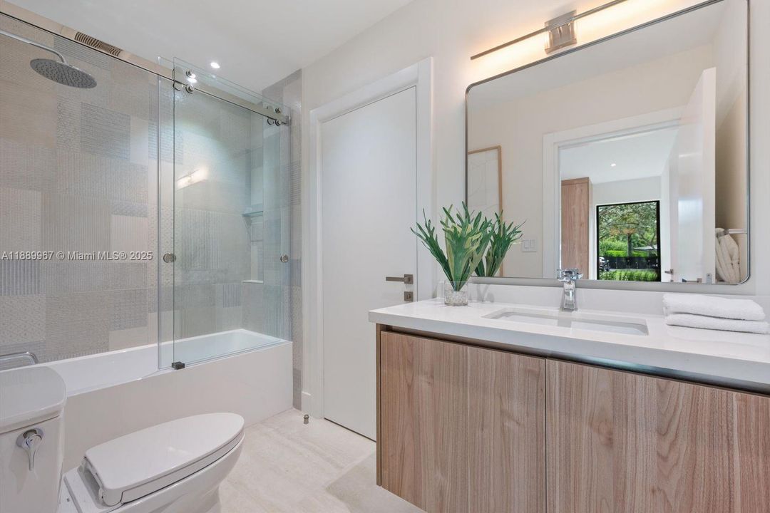 最近售出: $2,150,000 (5 贝兹, 4 浴室, 2652 平方英尺)