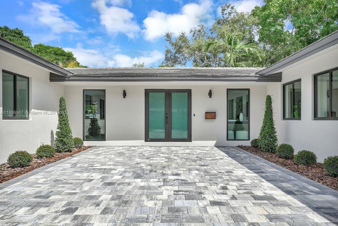 最近售出: $2,150,000 (5 贝兹, 4 浴室, 2652 平方英尺)