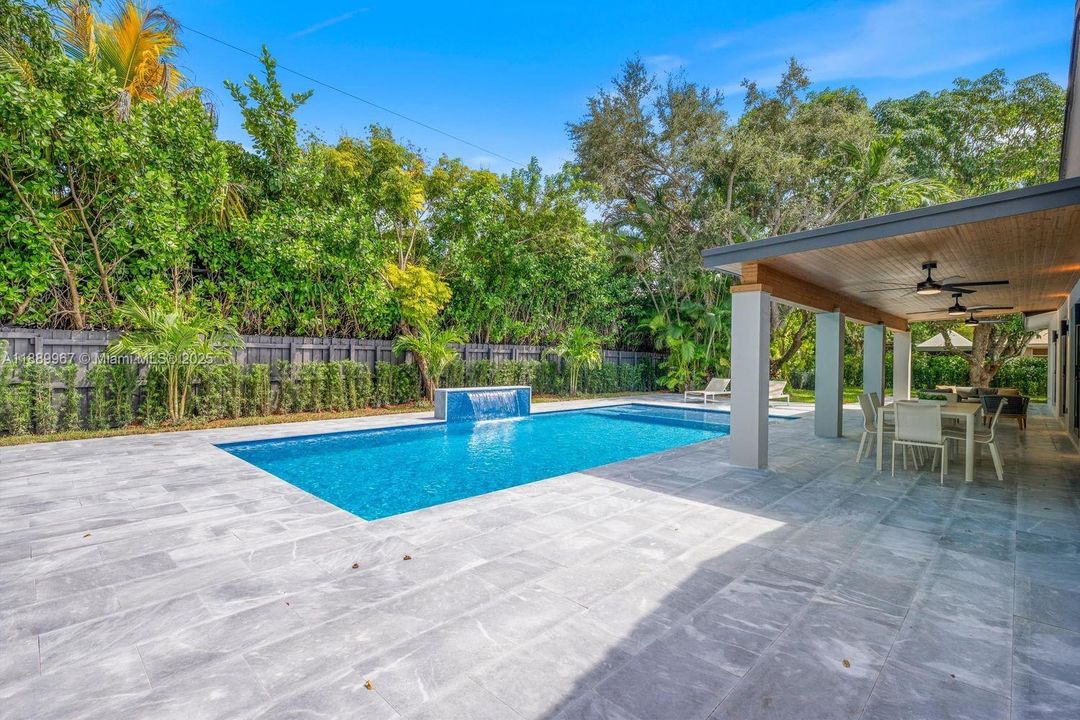 最近售出: $2,150,000 (5 贝兹, 4 浴室, 2652 平方英尺)