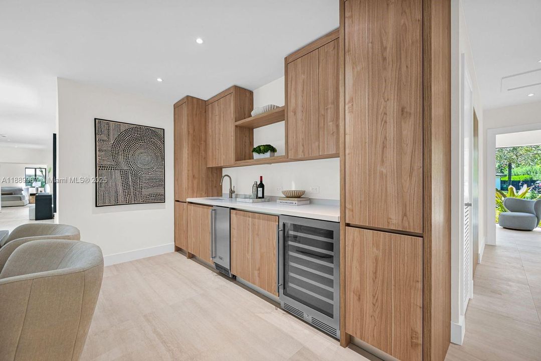 最近售出: $2,150,000 (5 贝兹, 4 浴室, 2652 平方英尺)